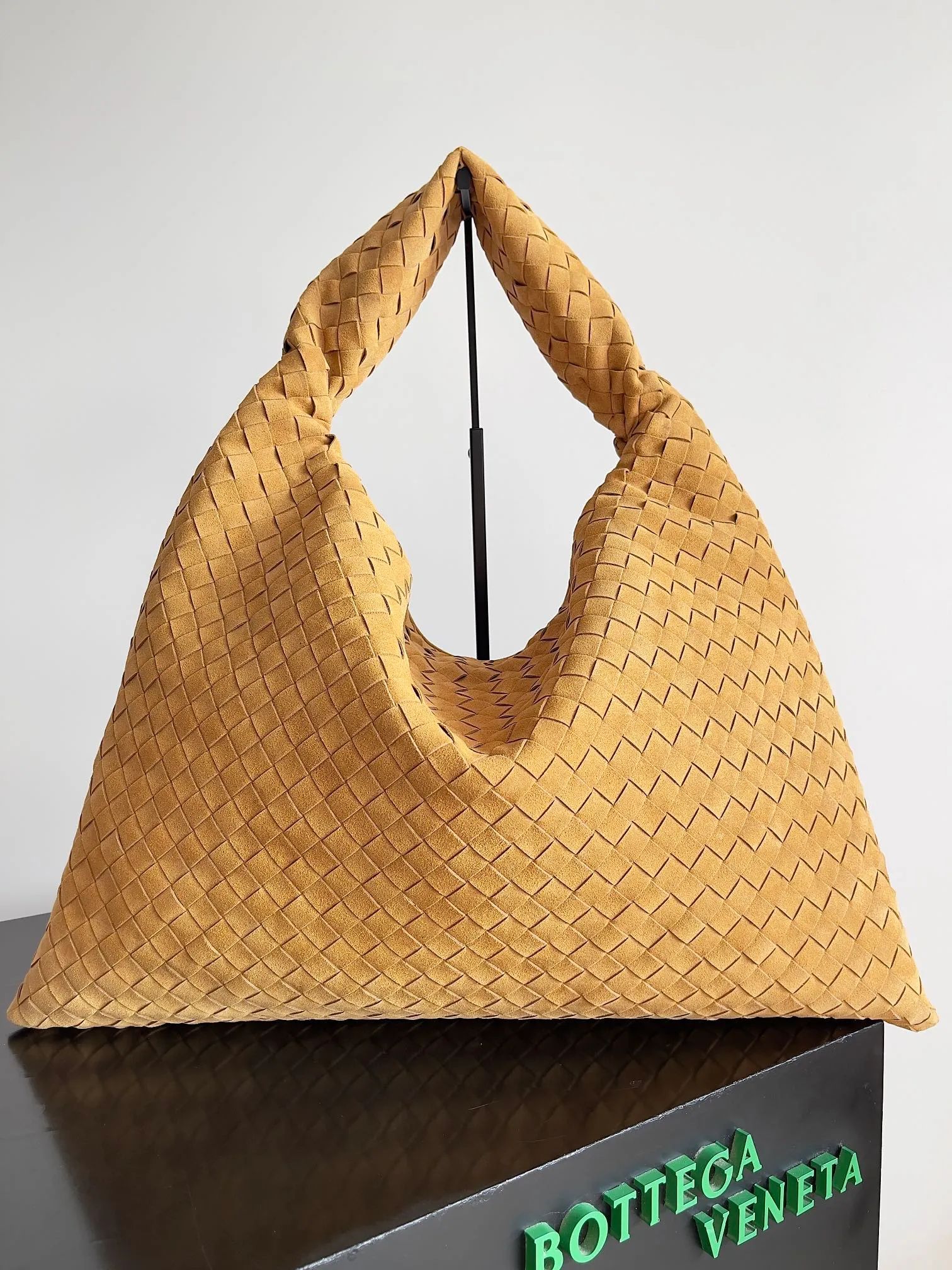 Batch 2160 Recently, I seem to be obsessed with this bag from BV~ The new Hop is really not too beautiful. The whole bag has no seams. The bag body and handles are made of one piece of leather. It embodies the style and essence of Bottega Veneta. It truly represents craftsmanship and creativity. The large size has a very loose and lazy upper body. Big bag lovers will definitely not regret buying it. Style number: 763970 Size: 53*24*13